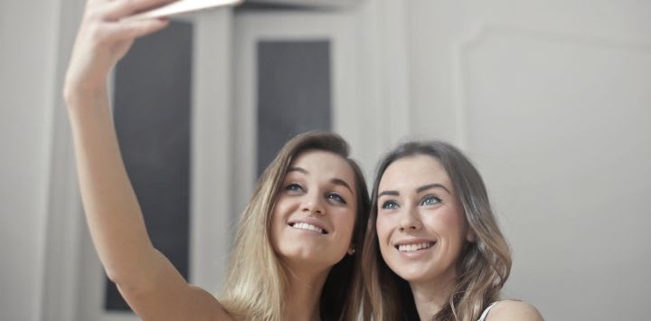 Samen met een partner werken achter de webcam